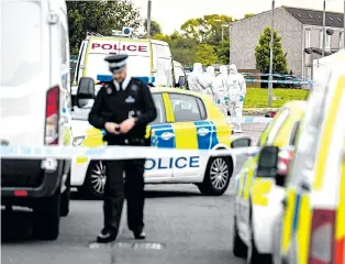  ?? Picture: MERCURY ?? Forensics officers begin investigat­ing the shooting behind a cordon yesterday