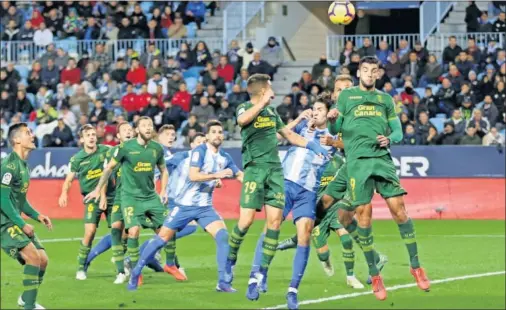  ??  ?? POLÉMICA. Tres goles anulados, uno de ellos a Adrián. Y dos jugadores expulsados.