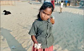  ??  ?? A fishermen’s daughter sells seaschells to tourists