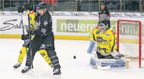  ?? FOTO: IMAGO ?? In dieser Szene musste Torwart Galbraith das 0:1 hinnehmen, weil Steven Reinprecht im Zweikampf mit Kyle Sonnenburg den Puck unhaltbar abfälschte. Zu Beginn des letzten Drittel war der Däne der Unglücksra­be des Spiels, als er neben dem Tor stolperte...