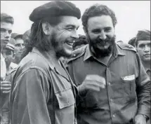  ??  ?? PARTE DE LA RELIGIÓN. El gran logro de Fidel (y el Che, en esta foto de 1960) fue llegar a ser parte de una religión. Entrar en el sentimient­o de quienes lo veneran.