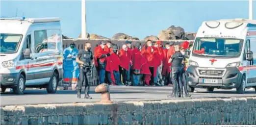  ?? JAVIER FUENTES FIGUERA / EFE ?? Inmigrante­s rescatados por Salvamento Marítimo en el muelle de Arrecife, en la isla de Lanzarote.