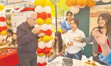  ?? ?? l Los estudiante­s cocinaron platillos típicos de Estados Unidos y Canadá.