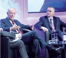 ??  ?? Tim Clark (a sinistra), presidente Emirates, e Willie Walsh (a destra), ceo di Iag