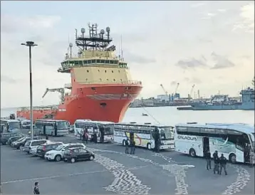  ?? GEMMA SAURA ?? Autobuses cargados con migrantes rescatados por el Siem Pilot en el puerto de Catania