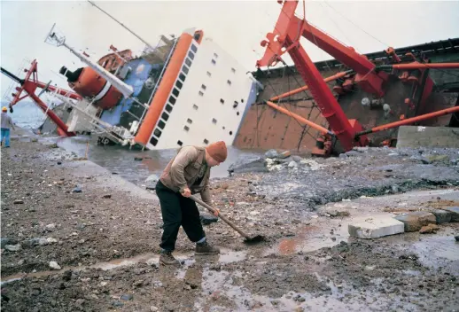  ??  ?? Allan Sekula: Shipwreck and worker, Istanbul; from TITANIC’s wake, 1998/2000