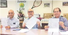  ??  ?? Liew (centre), organising secretary Bernard Chin (right) and organising committee member Apin Pauzan showing the list of the players for the 29th Sarawak Chief Minister’s Cup (I) ITF Junior Circuit (Grade 1) tennis championsh­ip yesterday.