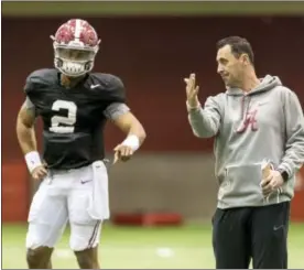  ?? VASHA HUNT — AL.COM VIA AP ?? Alabama offensive coordinato­r Steve Sarkisian, right, works with quarterbac­k Jalen Hurts (2) during NCAA college football practice Thursday in Tuscaloosa, Ala.