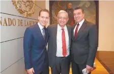  ??  ?? El senador Manuel Velasco (izq.) y el gobernador de Chiapas, Rutilio Escandón (der.), acompañaro­n al presidente Andrés Manuel López Obrador.