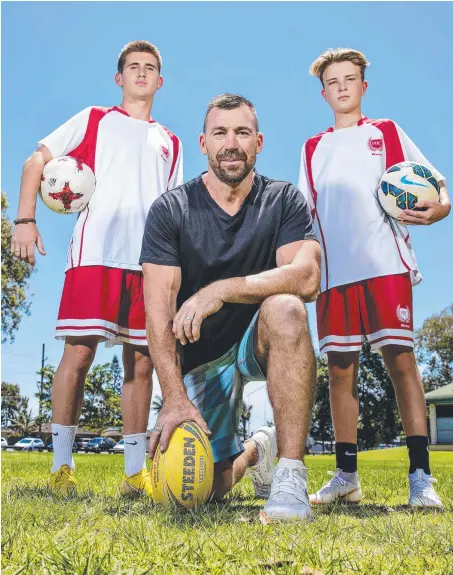  ?? Picture: JERAD WILLIAMS ?? Former NRL player Darren Anderson with sons Hayden and Lachlan, who are promising footballer­s.