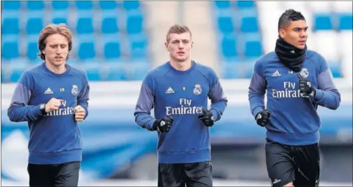  ??  ?? Luka Modric, Toni Kroos y Casemiro, juntos en un entrenamie­nto en Valdebebas.