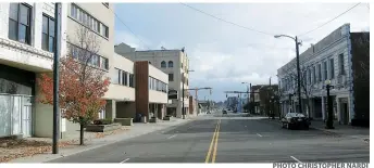  ??  ?? La rue principale de Warren, en Ohio, est souvent déserte. Pourtant, le secteur bourdonnai­t de gens et de commerces il y a 20 ans, déplorent les résidents.