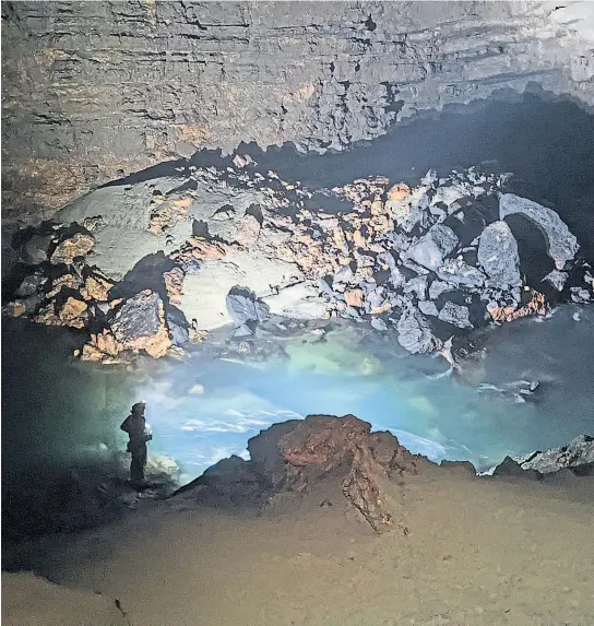  ?? ?? Dreihunder­t Meter mussten sich die Höhlenfors­cher durch enge Schächte abseilen, bevor sie in den großen Raum gelangten, der noch nicht zur Gänze erforscht ist. Im klaren Wasser fanden sie Grottenolm­e, die dort in der Lichtlosig­keit leben.