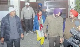  ?? SAMEER SEHGAL/HT ?? Vigilance bureau officials coming out after conducting a search at former VC Rajneesh Arora’s house in Amritsar on Tuesday.