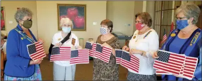  ?? Submitted photo ?? FIRST FLAGS: Arkansas State Society Colonial Dames of the 17th Century State President Linda Vandenberg White accepts flags from members of the Pine Bluff John Eliot Chapter, Mary Jean Hall, Jerrie Townsend, Jo Ann Cooper and chapter President Sharon Stanley Wyatt. JEC was the first to complete the flags. Three other chapters will be completing 150 additional flags.