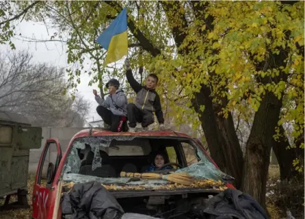  ?? AFP ?? Para muchos niños ucranianos, la guerra ha significad­o perder a seres queridos, verse apartados de sus escuelas o casas y estar expuestos a todo tipo de horrores.