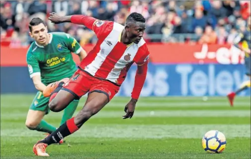  ??  ?? HAT-TRIK. El keniano Olunga suplió al lesionado Stuani y marcó tres goles a Lizoaín.