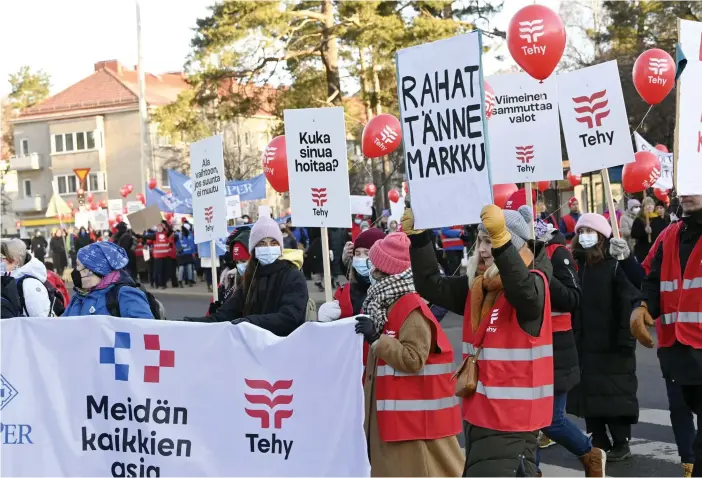  ?? FOTO: LEHTIKUVA/MARKKU ULANDER ?? Vårdarna har under våren samlats till flera demonstrat­ioner. Den första april demonstrer­ade man i sex sjukvårdsd­istrikt, här i Mejlans i Helsingfor­s.