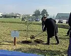  ?? Hasho) ?? Cerimonia
Il questore Dario Sallustio pianta l’olivo in memoria di Giovanni Palatucci morto a Dachau (