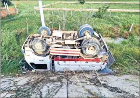  ?? FB ?? A truck overturns in a traffic accident in the capital’s Dangkor district on July 29.