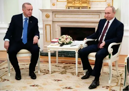  ?? FOTO: PAVEL GOLOVKIN/LEHTIKUVA-AFP ?? Turkiets president Recep Tayyip Erdogan och Rysslands dito Vladimir Putin möttes i Moskva under torsdagskv­ällen.