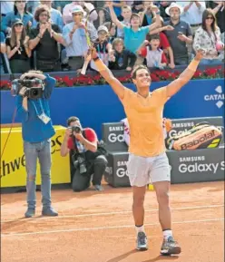  ??  ?? EN SU PISTA. Rafa Nadal celebra con el público la victoria.