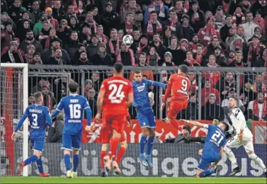  ??  ?? Lewandowsk­i remata a gol el tercero de los tantos del Bayern ante el Hoffenheim.