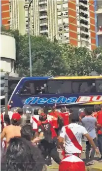  ??  ?? ATAQUE. Este es el momento en el que pasa el bus del plantel de Boca Juniors y aficionado­s del River le lanzan piedras.