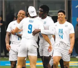  ?? Luis Sinco Los Angeles Times ?? FORMER UCLA quarterbac­k Dorian Thompson-Robinson, left, congratula­tes other Bruins seniors following workouts for pro scouts at UCLA pro day.