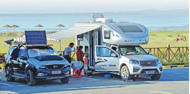  ?? ZHANG JIANGANG / FOR CHINA DAILY ?? Below: A family drives their RV to visit Balikun in Hami in the Xinjiang Uygur autonomous region.