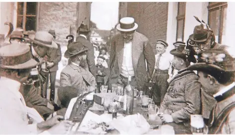  ?? FOTO: STADTARCHI­V DINSLAKEN ?? Auch früher verstand man es vortreffli­ch, Schützenfe­ste zu feiern. Gefeiert wurde in Gaststätte­n und im Freien.