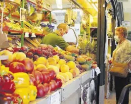  ?? A.J. GONZÁLEZ ?? Una mujer compra en la frutería de un mercado de abastos de Córdoba.