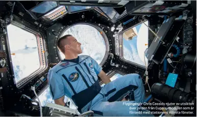  ??  ?? Flygingenj­ör Chris Cassidy njuter av utsikten över jorden från Cupola-modulen som är försedd med stationens största fönster.