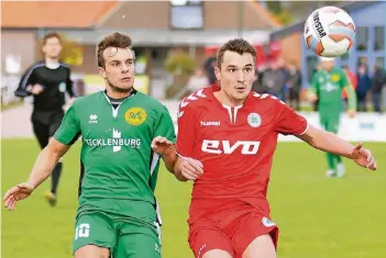  ?? FOTO: SEYBERT ?? René Jansen (l.) im Trikot des SV Straelen vor der Saison in einem Testspiel gegen RW Oberhausen. Für den ehemaligen Amerner läuft es bei seinem neuen Verein sehr gut.