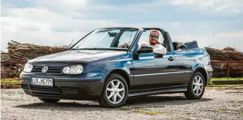  ?? Foto: Fidelius Fuchs ?? Ein automobile­s Sommermärc­hen: Unser Autor Michael Gebhardt und sein Golf IV Cabrio für 800 Euro.