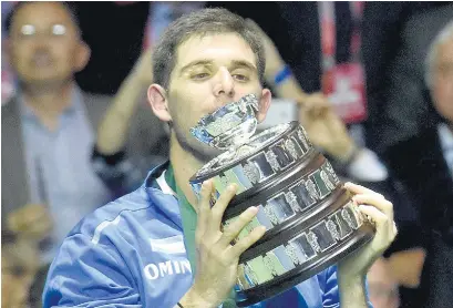  ?? DyN ?? Federico Delbonis besa su réplica de la Ensaladera de Plata.