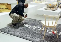  ??  ?? A fianco, un’installazi­one di Abloh in arrivo all’high Museum of Art di Atlanta,
Keep Off, marchiato Off-white per Ikea, 2019