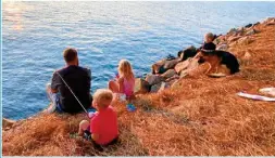  ??  ?? Roethlisbe­rger disfruta una tarde de pesca con sus hijos.
