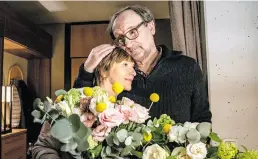  ?? BILD: HR/Müller ?? Florist Klaus (Rainer Bock) will seine Frau Sylvia (Ruth Reinecke) überreden, ins Haus zurückzuko­mmen.