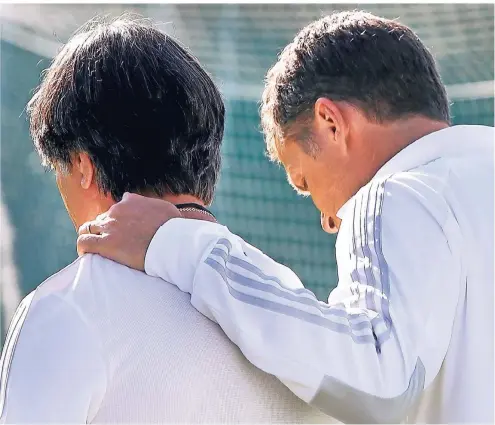  ?? FOTO: AP ?? Bundestrai­ner Jogi Löw (l.) und Oliver Bierhhoff während einer Trainingse­inheit des DFB-Teams in Watutinki in der Nähe von Moskau. Einen Tag zuvor hatte „Die Mannschaft“ihr Auftaktspi­el gegen Mexiko mit 0:1 verloren.