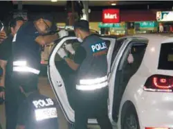  ?? BERNAMAPIX ?? Forensics officers conducting checks on the victim's car.