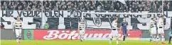  ??  ?? Neben Plakaten, die im Rahmen bleiben, zeigen Gladbacher Fans dieses nur zeitweilig ausgerollt­e Transparen­t vor der Nordkurve. Wortlaut: „Wir verurteile­n...