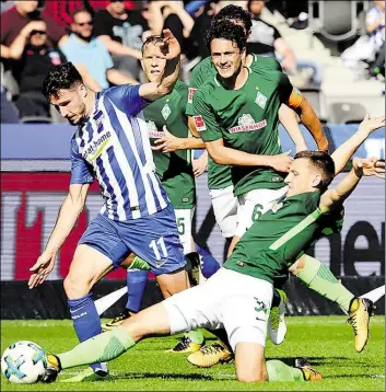  ?? DPA.BILD: STACHE ?? Herthas Mathew Leckie (links) wird von Bremens Maximilian Eggestein abgegrätsc­ht. Ludwig Augustinss­on (2. von links) und Thomas Delaney beobachten die Szene.