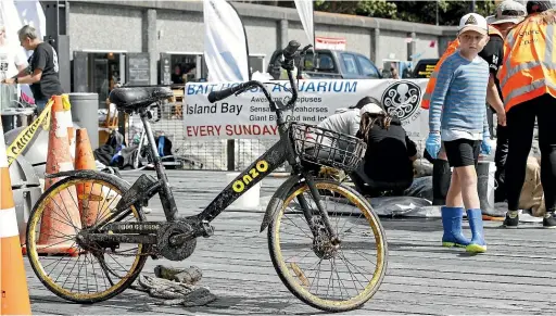  ?? MONIQUE FORD/STUFF ?? An Onzo bike was among the rubbish recovered from Wellington Harbour at Saturday’s annual cleanup.