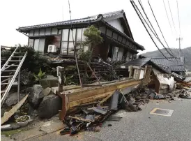  ?? ?? Ett skadat hus i staden Wajima där hälften av dödsfallen hittills har hittats efter jordbävnin­gen.
