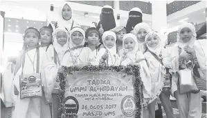  ??  ?? PESERTA dari Tadika Ummi Al Hidayah merakam gambar kenangan bersama pembimbing dan guru pengiring mereka pada program berkenaan.