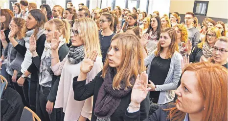  ?? FOTO: AXEL PRIES ?? Hand hoch zum Schwur: Die jungen Lehrkräfte legen bei der Begrüßungs­zeremonie den Amtseid ab.