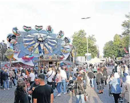  ?? FOTO: MARIO WINKLER ?? Wenn es nach den Schaustell­ern geht, bleiben Volksfeste wie hier die Rheydter Kirmes kiff-freie Zone. Ein Argument ist dabei der Kinder- und Jugendschu­tz, der auch im Cannabisge­setz berücksich­tigt wird.