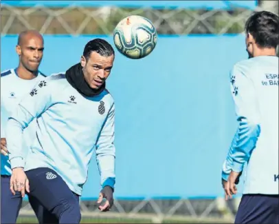  ??  ?? Raúl de Tomás cabecea en un rondo durante la sesión del Espanyol de ayer en la Ciudad Deportiva.