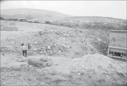  ?? Foto Jesús Villaseca ?? Tepetlaoxt­oc es uno de los pueblos más castigados por la destrucció­n de sus cerros, con 40 minas